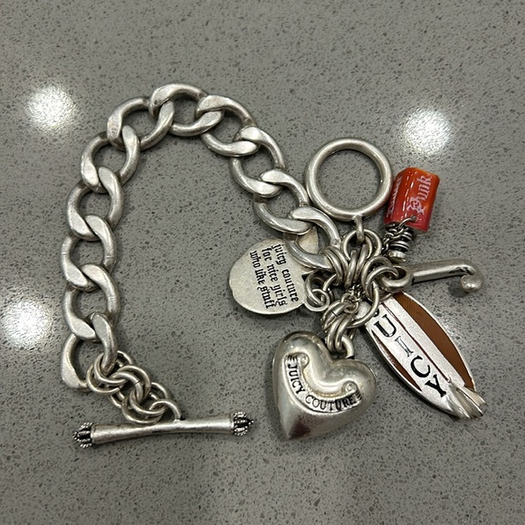 This chic Juicy Couture bracelet is in pristine condition. It has 5 charms - Picture 2 of 4